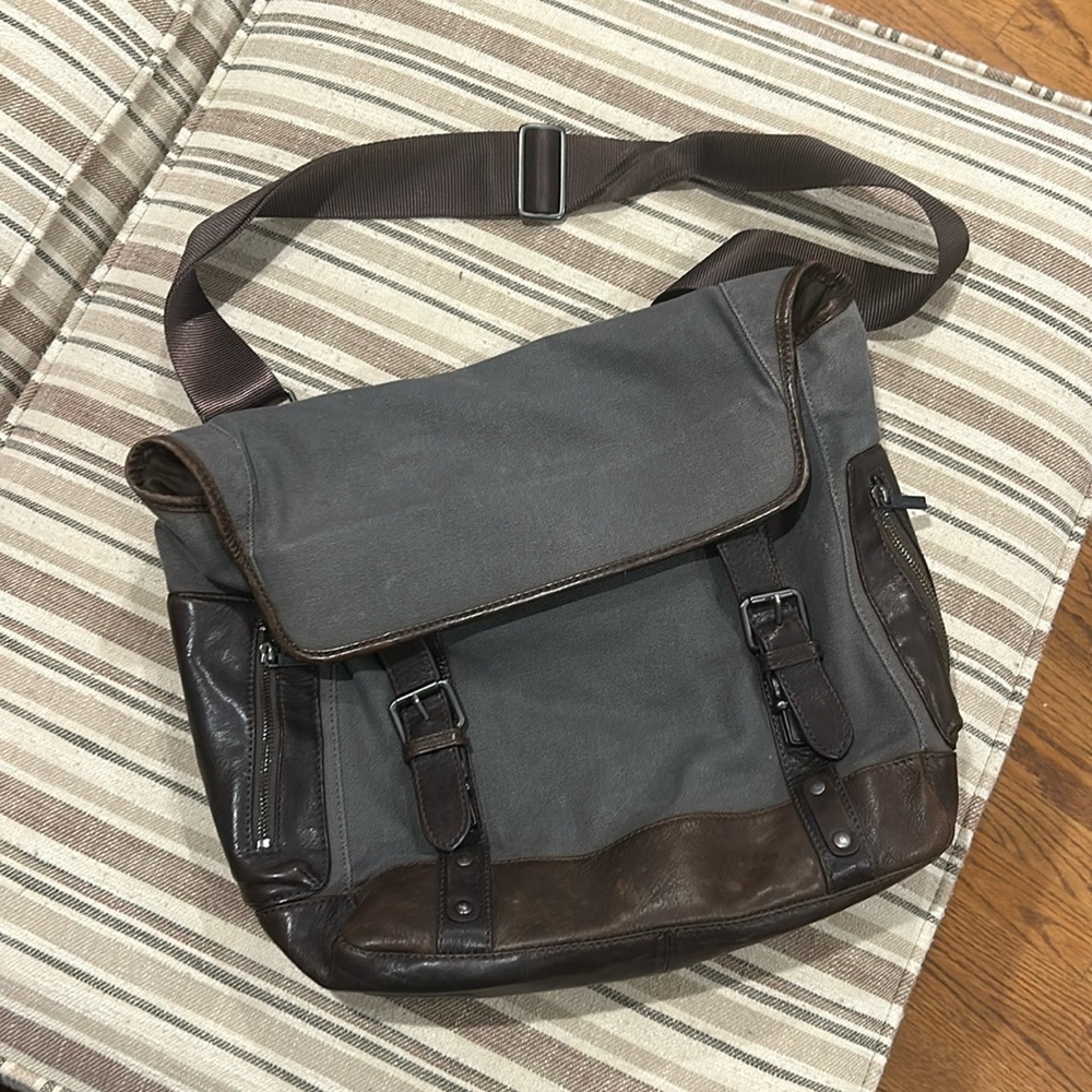 Kenneth Cole messenger bag. Very good Condition
